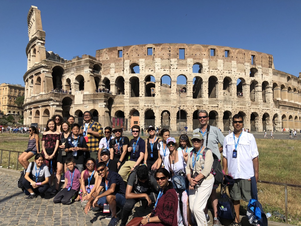 Oam Studios students and families visiting the Colosseum during the 2018 Italy art tour
